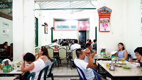 QuÃ¡n ÄÃ´ng BaToáº¡ láº¡c á» trung tÃ¢m thÃ&nbsp;nh phá», trÃªn ÄÆ°á»ng Nguyá»n Du (quáº­n 1), quÃ¡n bÃºn bÃ² Huáº¿ nÃ&nbsp;y ÄÃ£ cÃ³ gáº§n 20 nÄm thÃ¢m niÃªn. Tá»« lÃºc má» cá»­a vÃ&nbsp;o nÄm 2001, quÃ¡n chÆ°a má»t lá»i dá»i chá» vÃ&nbsp; chá»§ cÅ©ng giá»¯ cÃ´ng thá»©c náº¥u nÆ°á»ng giá»ng nhau.QuÃ¡n cÃ³ khÃ´ng gian thoÃ¡ng vÃ&nbsp; sáº¡ch, sá»©c chá»©a 50 khÃ¡ch cÃ¹ng má»t lÃºc. ÄÃ¢y lÃ&nbsp; Äá»a chá» thu hÃºt ÄÃ´ng du khÃ¡ch nÆ°á»c ngoÃ&nbsp;i tá»i Än vÃ&nbsp;o má»i bá»¯a trÆ°a.