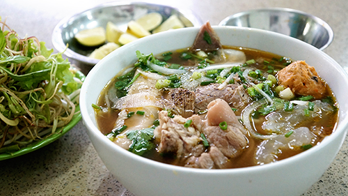 KhÃ¡ch Äáº¿n quÃ¡n Äa pháº§n lÃ&nbsp; ngÆ°á»i Äi du lá»ch, thÆ°á»ng gá»i tÃ´ tháº­p cáº©m vá»i Äáº§y Äá»§ nhÃ¢n thá»t bÃ², giÃ² gÃ¢n hoáº·c náº¡c, cháº£ cua, cháº£ quáº¿... GiÃ¡ suáº¥t Än nÃ&nbsp;y lÃ&nbsp; 75.000 Äá»ng, cÃ²n tÃ´ bÃ¬nh thÆ°á»ng ráº» hÆ¡n 10.000 Äá»ng. Náº¿u sá»©c Än Ã­t, báº¡n cÃ³ thá» gá»i tÃ´ nhá» cÃ³ giÃ¡ 55.000 Äá»ng.Än vá»i bÃºn bÃ² Huáº¿ khÃ´ng thá» thiáº¿u ÄÄ©a rau trá»¥ng, báº¡n cÃ³ thá» yÃªu cáº§u rau sá»ng theo sá» thÃ­ch. NgÆ°á»i thÃ­ch nÃªm náº¿m cÃ³ thá» cho thÃªm á»t, chanh, nÆ°á»c máº¯m ÄÆ°á»£c bÃ&nbsp;y sáºµn á» gÃ³c bÃ&nbsp;n. áº¢nh: Di Vá»¹.